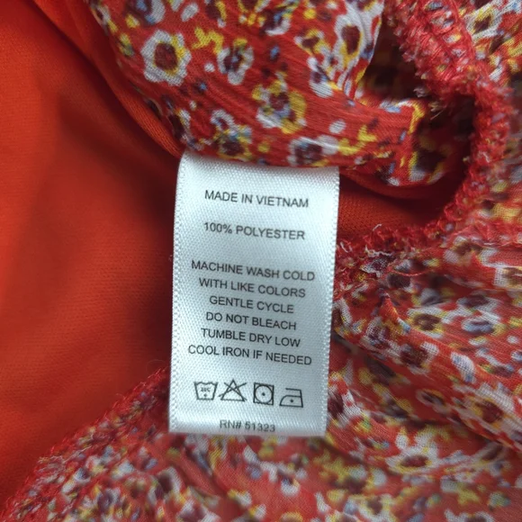 CeCe Red Floral Blouse Ruffled Hem Long Skeeves Size Small - Picture 7 of 7